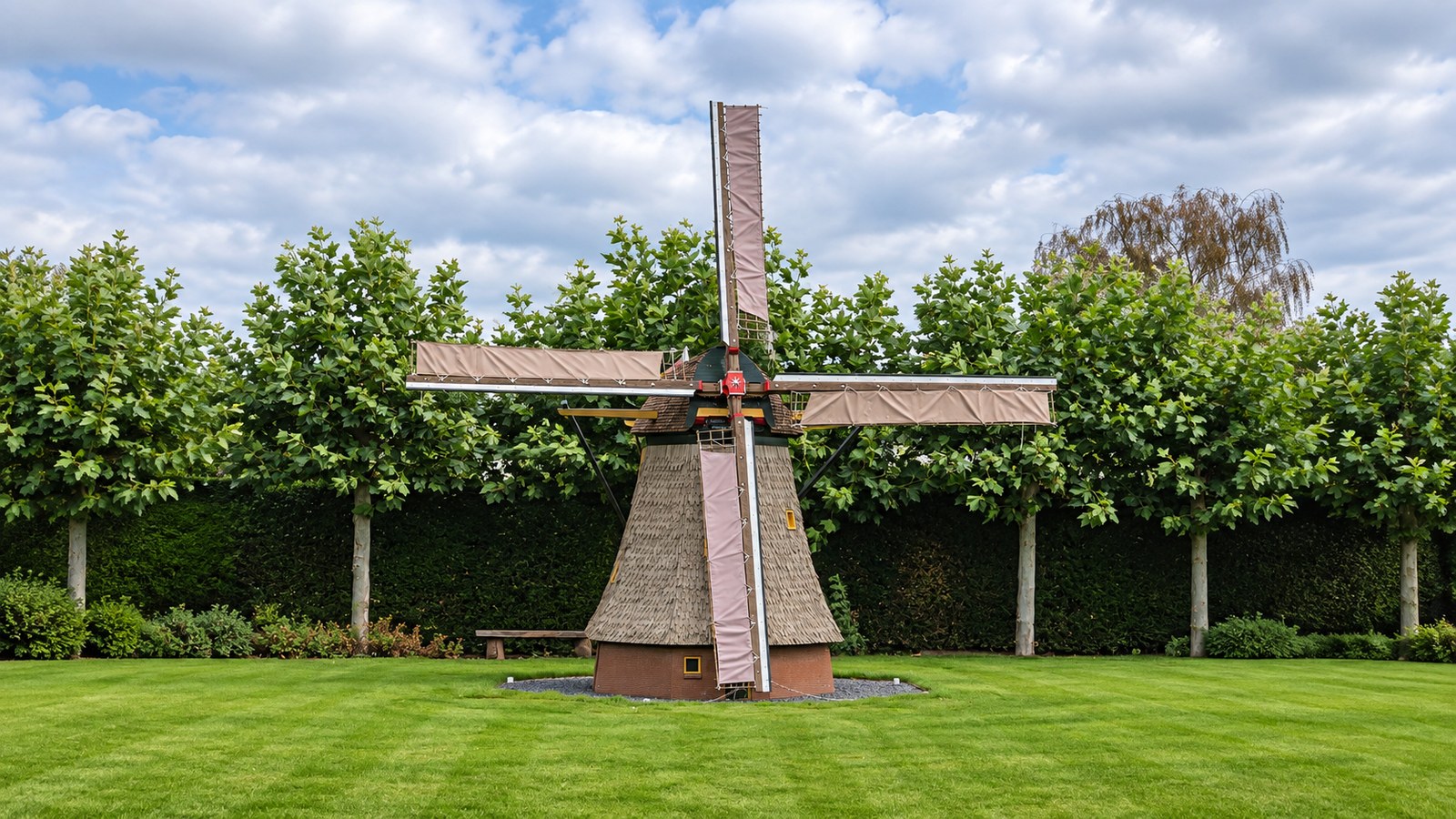 De Marietmolen in de tuin